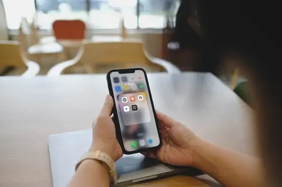 L’IA ne peut pas saisir l’ambiance : la stratégie de contenu 80/20 qui génère des prospects et des conversions