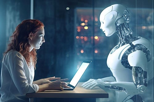 Une femme s'engage avec un robot humanoïde lors d'une séance de formation à l'IA à l'aide d'un ordinateur portable dans un environnement futuriste.